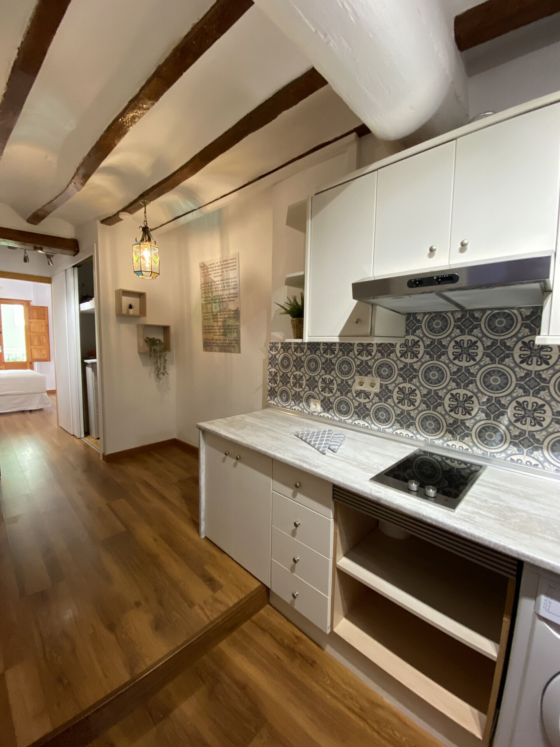 Een koelkast, een microgolfoven, een koffiezetapparaat/waterkoker