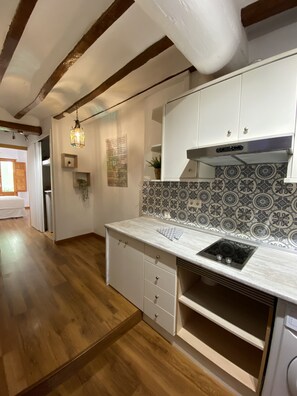 Een koelkast, een microgolfoven, een koffiezetapparaat/waterkoker