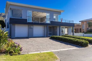 Exterior - Seaside Luxury for Families & Friends in Kleinmond (Kleinmond)