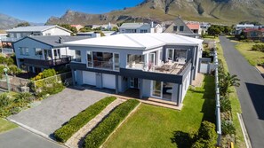Exterior - 164@Beach Road | Seaside Luxury for Families & Friends in Kleinmond (Kleinmond)
