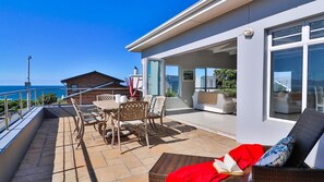 Outdoor dining - 164@Beach Road | Seaside Luxury for Families & Friends in Kleinmond (Kleinmond)