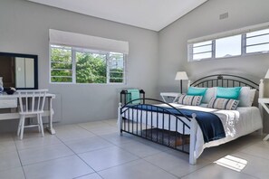 5 bedrooms, desk, iron/ironing board, free WiFi - Seaside Luxury for Families & Friends in Kleinmond (Kleinmond)