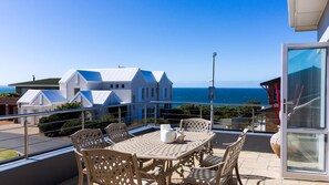 Outdoor dining - 164@Beach Road | Seaside Luxury for Families & Friends in Kleinmond (Kleinmond)