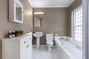 Hair dryer, towels, soap - Heaven's Gate - Pool | Jacuzzi | Lush garden (Vermont)