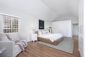 4 chambres, bureau, fer et planche à repasser, accès au Wi-Fi (inclus)