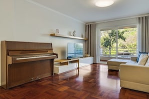 Smart TV - Famous Stay Madeira Apt (São Martinho, Funchal)