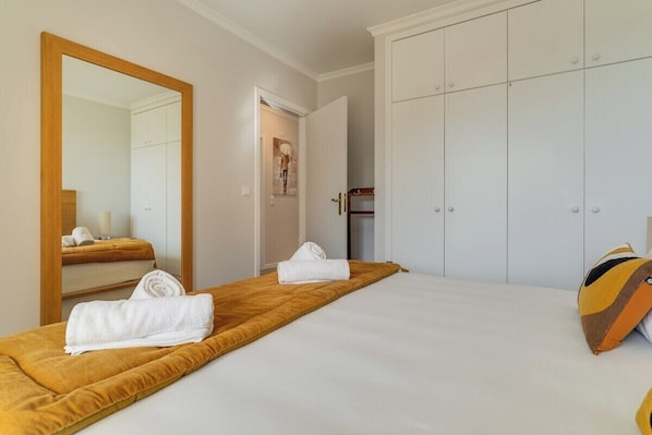 2 bedrooms, iron/ironing board, free WiFi, bed sheets
