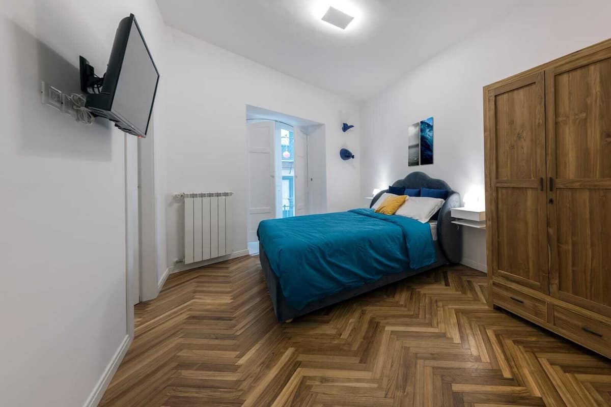 Klassieke kamer, balkon, uitzicht op stad | Een strijkplank/strijkijzer, gratis wifi