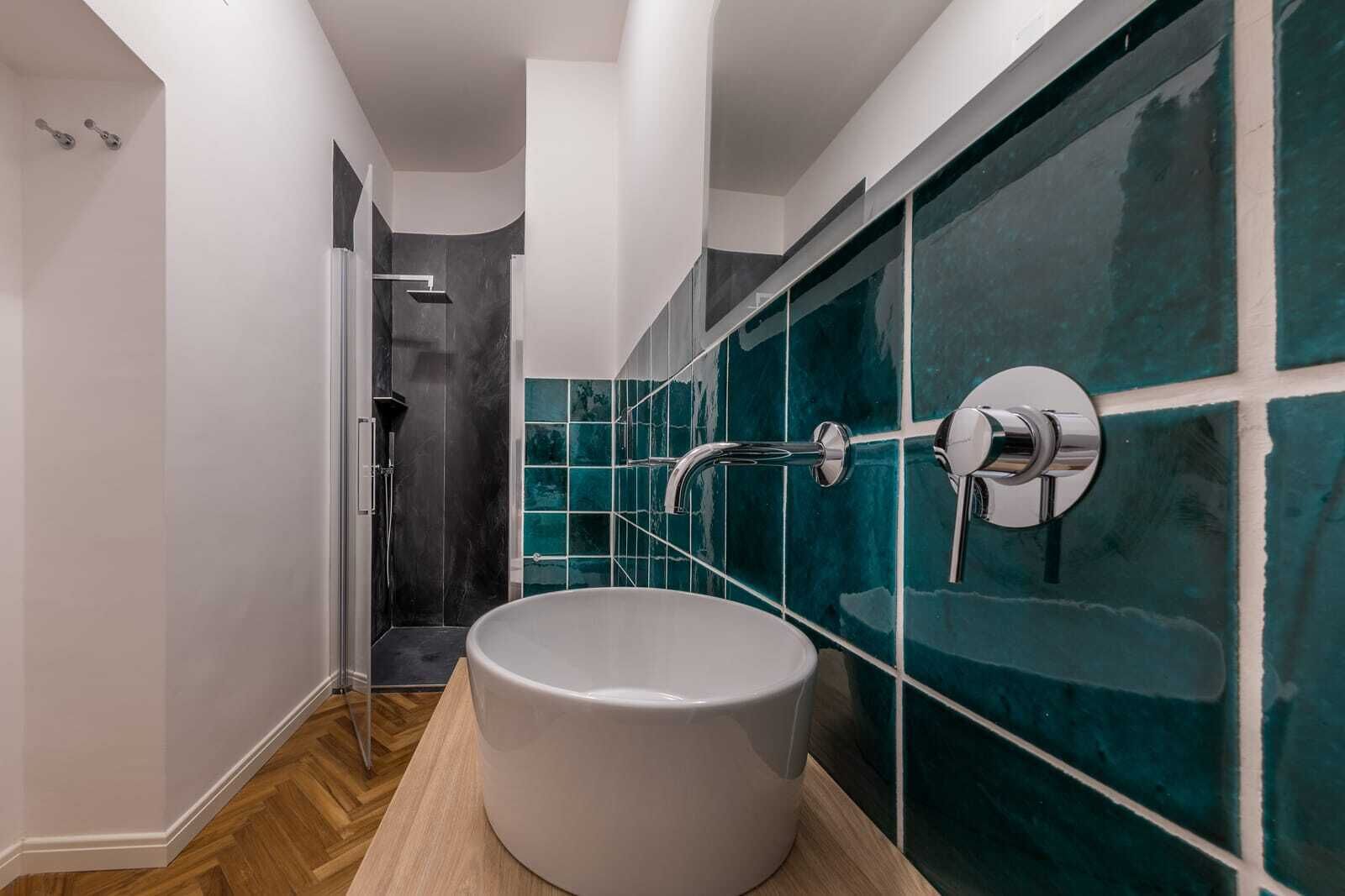 Ducha, artículos de tocador gratuitos, secador de pelo, bidet