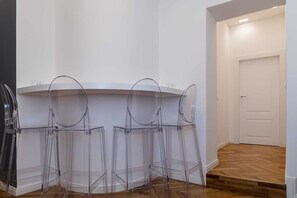 Réfrigérateur, micro-ondes dans l'espace commun, chaise haute