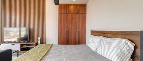 1 bedroom, desk, iron/ironing board, free WiFi