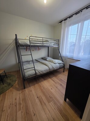 3 habitaciones, tabla de planchar con plancha, wifi y ropa de cama 