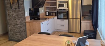 9-person apartment Garden and swimming pool in town center