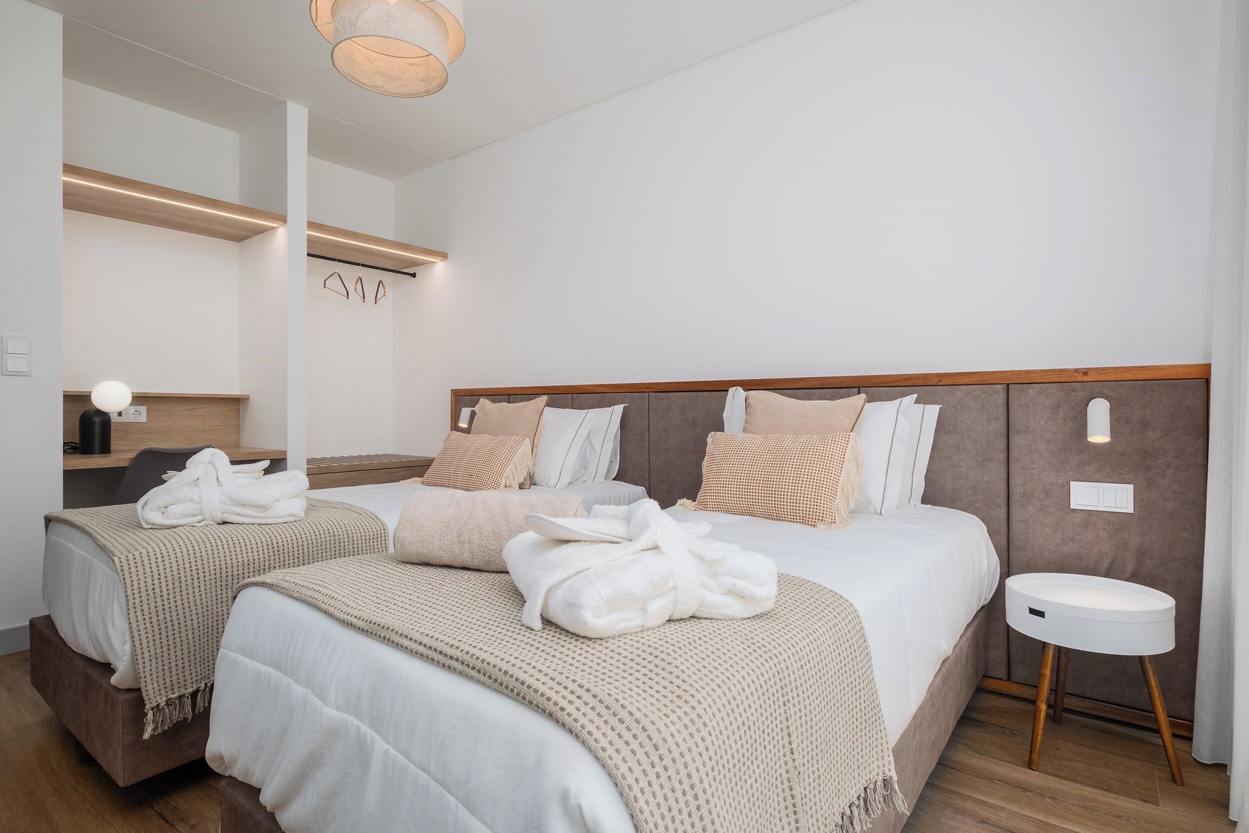 1 غرفة نوم وستائر تعتيم وتجهيزات عازلة للصوت ومكواة/لوح كي