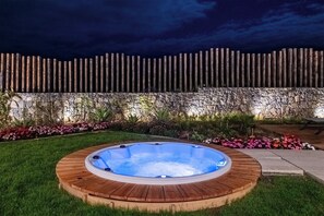 Outdoor spa tub