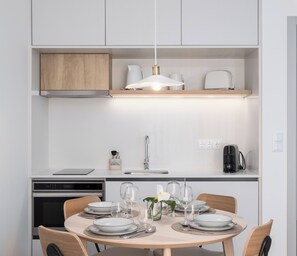 Frigorifero, microonde, forno, piano cottura