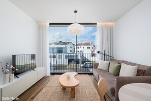 Leilighet – standard | Oppholdsområde | En 105-centimeters smart-TV med kabel-kanaler