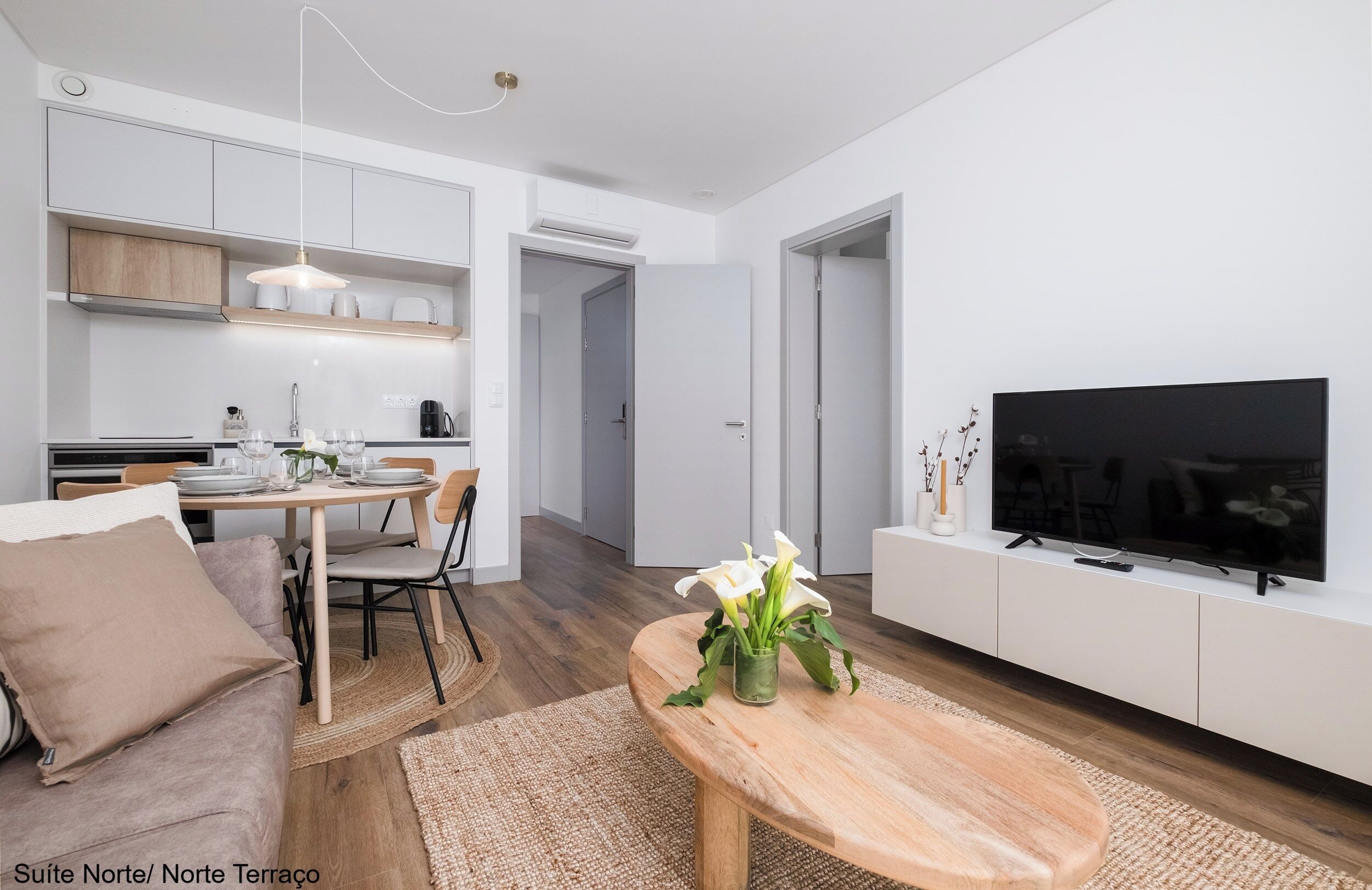 تلفزيون ذكي بحجم 105-سم يعرض قنوات تلفزيونية باشتراك مدفوع