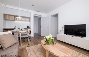 105-厘米智能电视（配备有线频道）