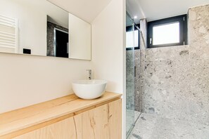 Shower, hair dryer, bidet, towels - VILLA ULIVI by Curti rentals (Tremezzo)