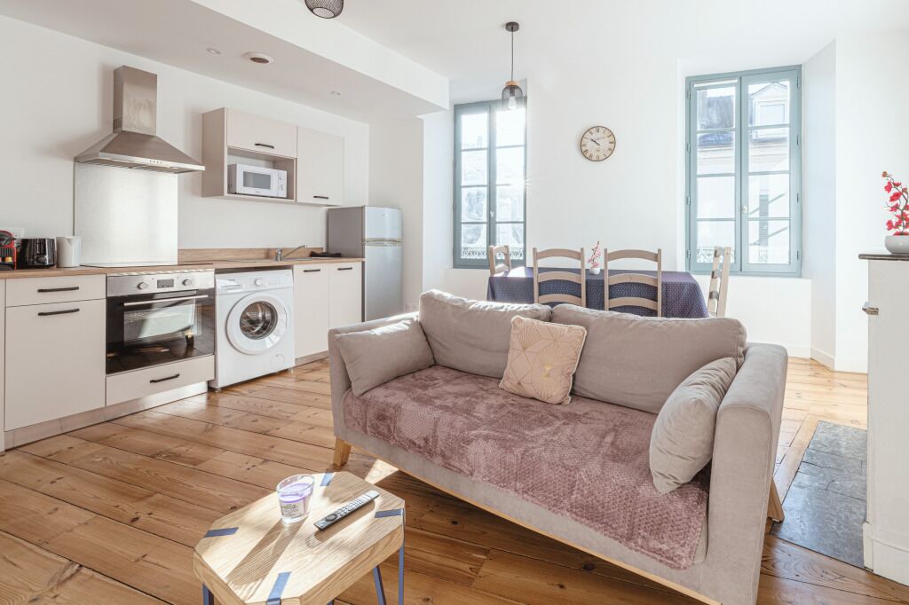 Smart-tv, boeken en een kantoor