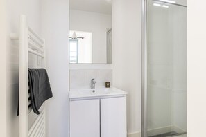 Dusj, hårføner og håndklær