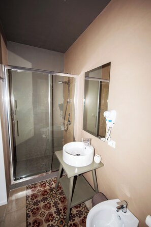 Dusche, Haartrockner, Bidet, Handtücher