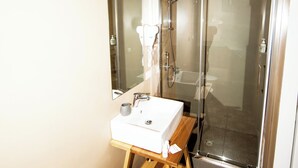 A bathroom with a sink, mirror, and shower. - Visitsicilia Donn'Anna 3 (Castellammare del Golfo)
