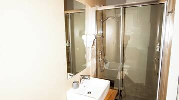 Douche, sèche-cheveux, bidet, serviettes fournies