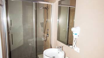 Douche, sèche-cheveux, bidet, serviettes fournies
