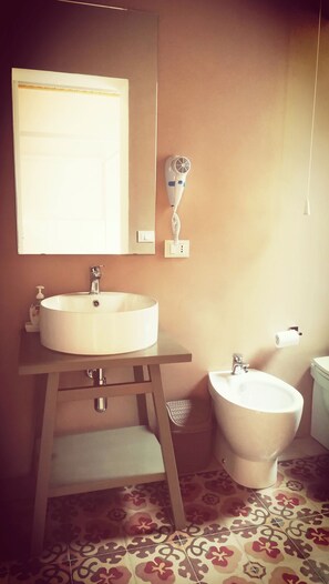 Dusche, Haartrockner, Bidet, Handtücher