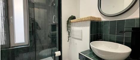 Dusj, hårføner, håndklær og såpe