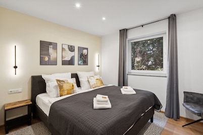 Charysma: Aurum Suite | modern & elegant design | parking lot | terrace