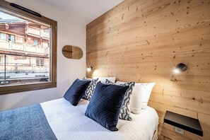 3 bedrooms, iron/ironing board, internet, bed sheets