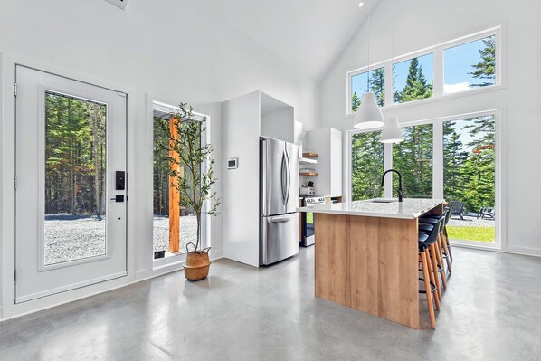 Fridge, microwave, oven, stovetop - Chalet the Konfør, Chalet Le Konfor, Spa et Nature! (Sainte-Lucie-des-Laurentides)