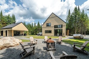 Terrace/patio - Chalet the Konfør, Chalet Le Konfor, Spa et Nature! (Sainte-Lucie-des-Laurentides)