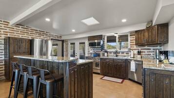 House | 5 bedrooms, desk, Internet