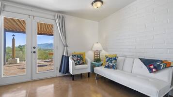 House | 5 bedrooms, desk, Internet