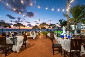 Outdoor dining - Golden Tide Hideaway at Cancun (Cancún)