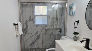 A bathroom with a shower, toilet, and vanity with a sink and mirror. - Perdido Key Beach !!!  Spacious 3/2, kid-pet friendly, boatramp, kids park=5min (Pensacola)