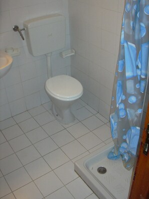 Dusche, Haartrockner, HandtĂŒcher, Seife