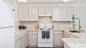 Condo, 1 King Bed with Sofa bed (Keauhou Kona Surf & Racquet Club#1-20) | Private kitchen