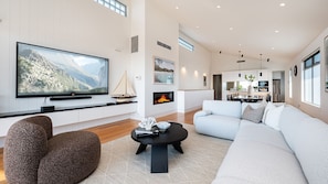 Smart TV, chimenea, libros, estéreo