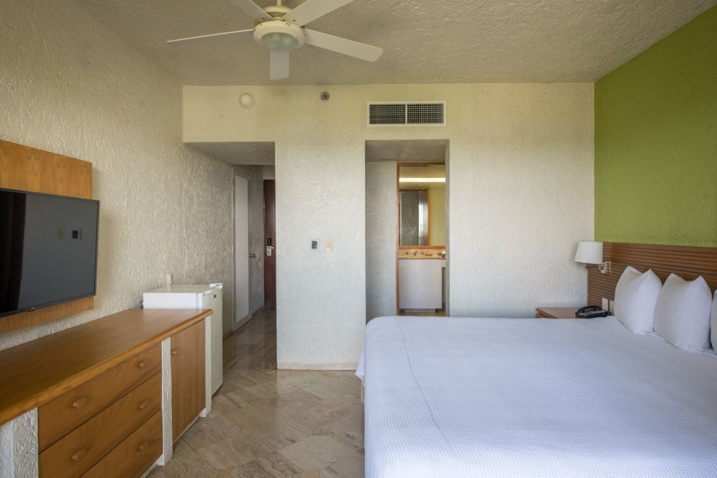 Iron/ironing board, bed sheets