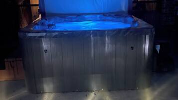 Bañera de hidromasaje cubierta