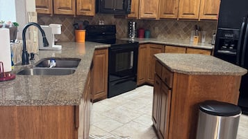 Geladeira, micro-ondas, fogão, cooktop