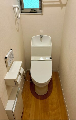 Sèche-cheveux, bidet, serviettes fournies, savon