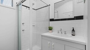 Shower, hair dryer - Surfrider Studio - Pet Friendly - 50m to Beach! (Culburra Beach)