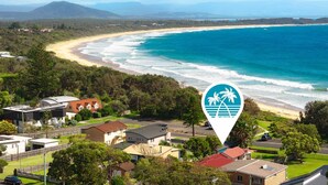 A coastal residential area with houses, a beach, and a clear view of the ocean. - Surfrider Studio - Pet Friendly - 50m to Beach - Book 3 Nights, Pay for 2 until 24 September 2026 (Culburra Beach)