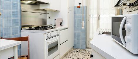 Frigorifero, microonde, forno, piano cottura